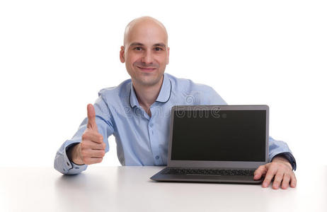 一个秃顶的男人，手提电脑伸着大拇指