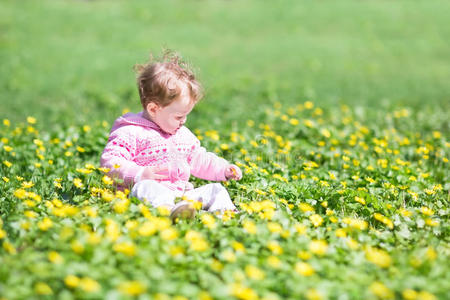 公园里有可爱花的小女孩
