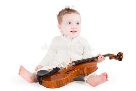 有趣的小女婴在拉大小提琴