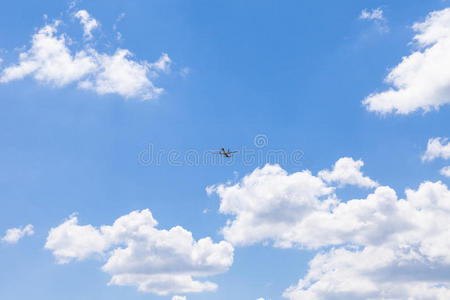 云和飞机的蓝天