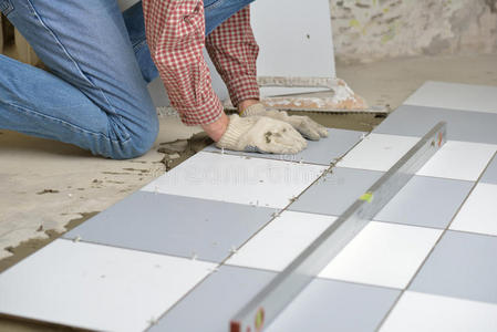 在地板上安装瓷砖照片