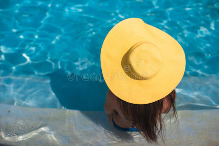 戴黄帽子的年轻女子游泳放松
