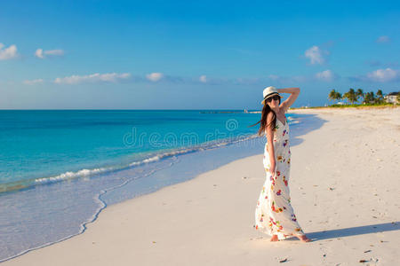 夏天海滩上年轻美丽的女人