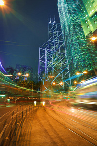 香港街景建筑背景上的路灯小径