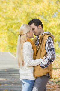 秋天，一对情侣在公园接吻