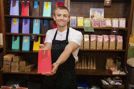 咖啡店展示产品的男售货员画像