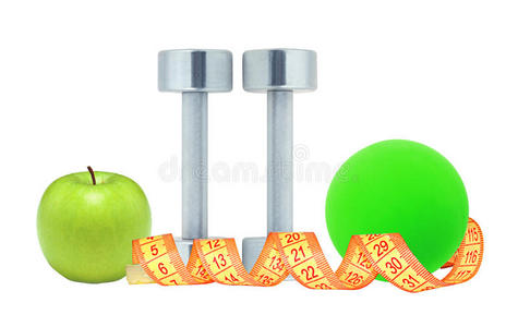 镀铬健身哑铃，卷尺，球和青苹果