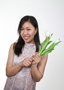 一位亚洲女孩的画像，白色郁金香