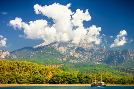 美丽的风景土耳其。云景山与海洋