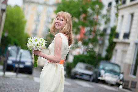 巴黎蒙马特大街上美丽的新娘