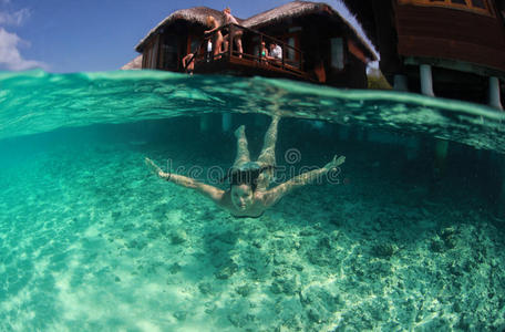 快乐美丽的女子游泳在海洋潜水
