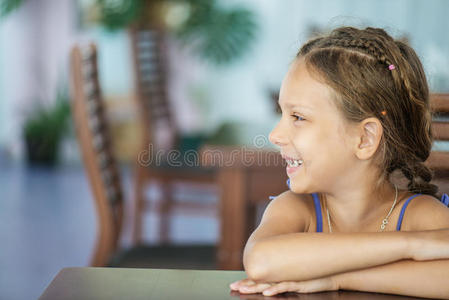 坐在桌旁的小女孩