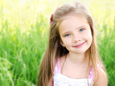可爱微笑小女孩肖像