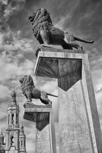 萨拉戈萨石桥上的狮子雕像，