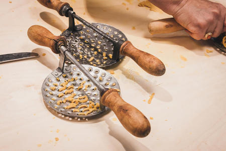 用传统工具制备帕萨泰利新鲜面食