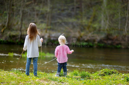 两个小姐妹在河边