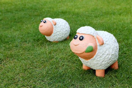 草地上的两只羊娃娃