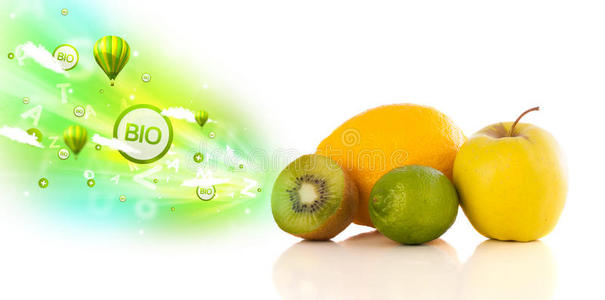彩色多汁水果，绿色环保标志和图标