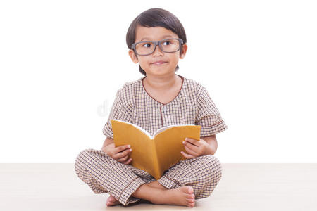 可爱的男孩正在看书