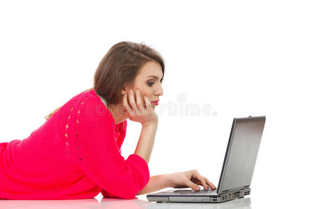 无聊的女人拿着笔记本电脑