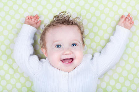有趣的笑着快乐的绿毯子宝宝