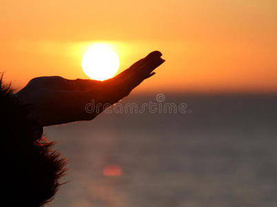 女人双手捧着红色的心女人双手捧着红色的心一个穿