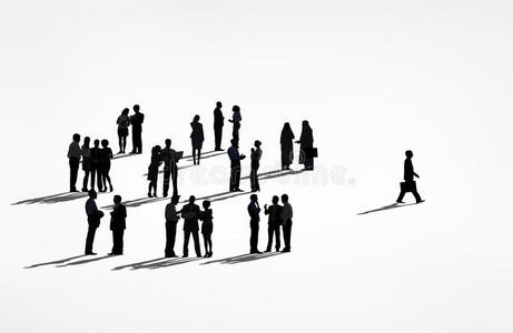 一个商人从人群中走出来的孤独的剪影照片