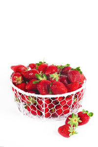 白底篮子里的新鲜草莓