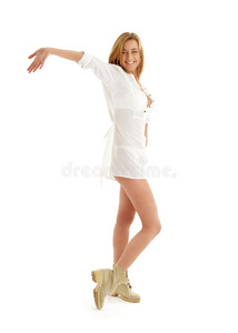 穿着白裙子和靴子的快乐女孩