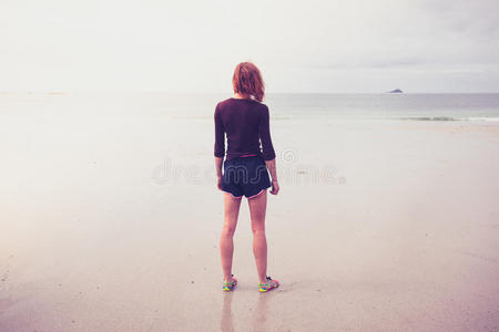站在海边的年轻女子
