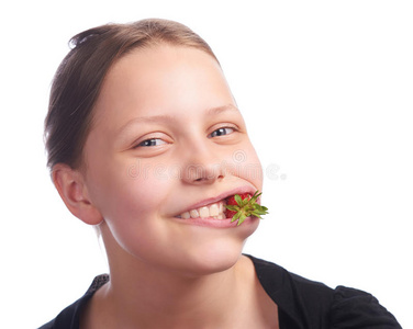 吃草莓的少女