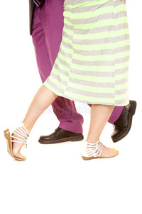 男士紫色套装女士绿色连衣裙走过双腿