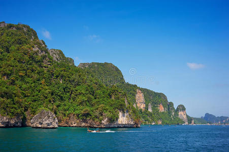 在泰国南部的phiphi岛附近，悬崖和长尾清澈的大海