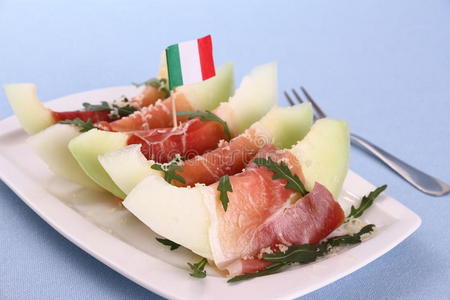 成熟甜瓜片配火腿，帕尔马干酪，意大利国旗