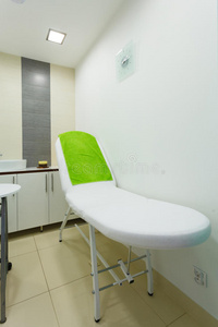 现代健康美容spa沙龙内部。治疗室。