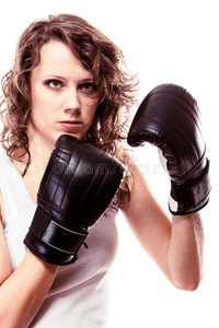 运动拳击手戴黑手套的女人。健身女孩训练跆拳道。