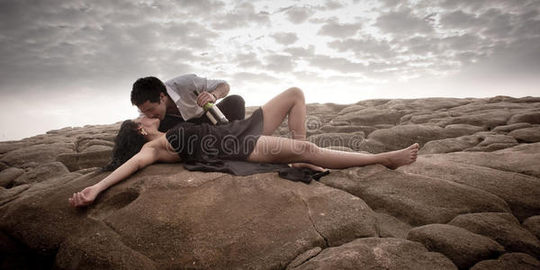 一对年轻夫妇在户外的沙滩上分享迷人的时光