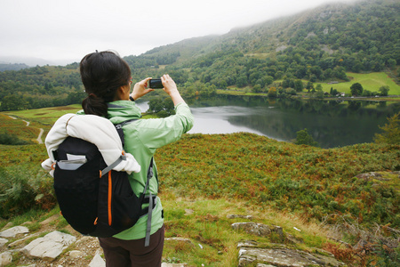 女人在西湖区徒步旅行