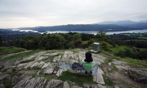 女人在西湖区徒步旅行