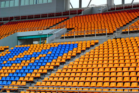 座位在空荡荡的体育场看台照片