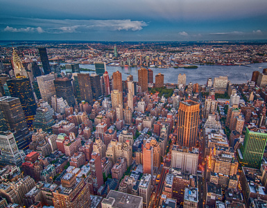 纽约城市天际线与城市的摩天大楼在日落