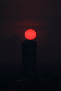 在大城市的夕阳红图片