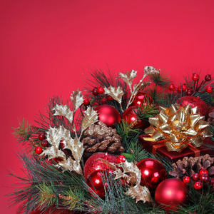 圣诞节的装饰。红铃和 g 的圣诞树枝