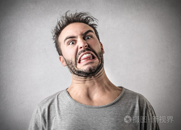 厌恶的表情的人