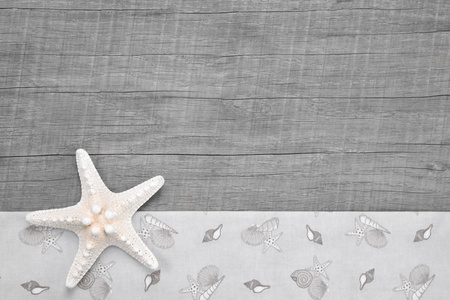 抵用券上木制的海星灰色表面-抵用券的木制背景照片