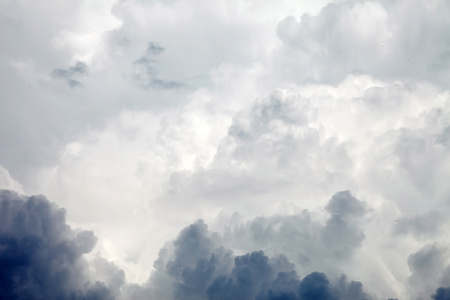 戏剧性天空与暴风雨云