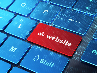 web 开发的概念 齿轮和网站上的计算机键盘背景