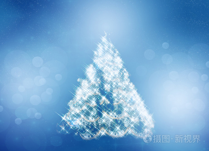蓝色背景上的节日彩灯的圣诞树