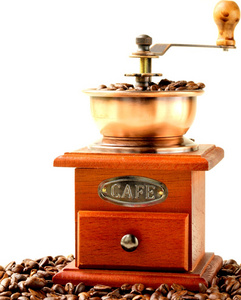 老式的木制咖啡研磨器充分烘培咖啡豆的