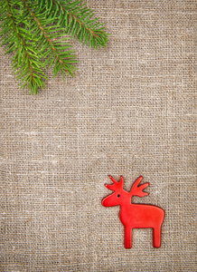 与杉木间分行和马鹿在麻袋上的圣诞装饰